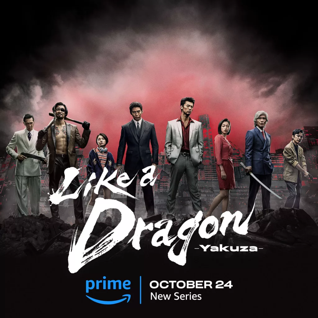 Vários personagens da série Amazon Prime Like a Dragon Yakuza em cima de escombros e na frente de um cenário de uma cidade grande.