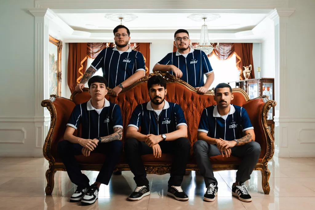 Nova line de Valorant do MIBR com novo uniforme - Da esquerda pra direita: Xenon, Artzin, Aspas, Nzr e Cortezia.