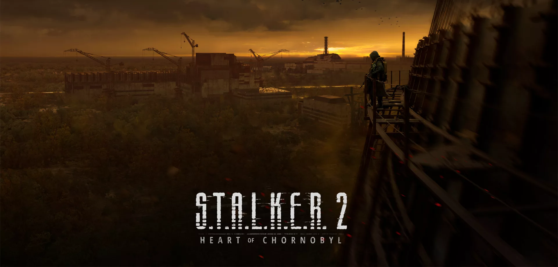 Capa de STALKER 2 Heart of Chornobyl com um personagem em cima de uma torre olhando para uma usina nuclear abandonada.