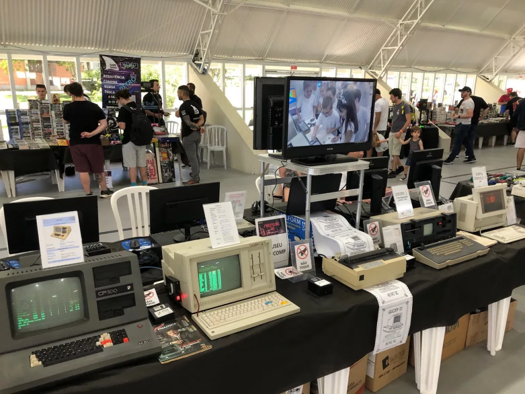 Vários computadores antigos em exposição.