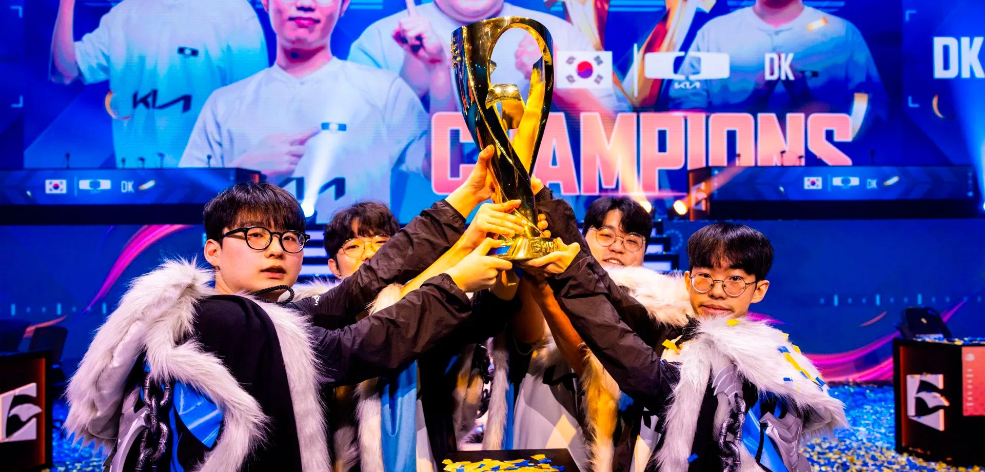 DK, equipe campeã de PUBG Mobile ergue o troféu no palco.