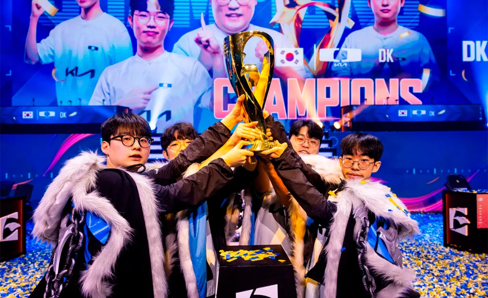 DK, equipe campeã de PUBG Mobile ergue o troféu no palco.