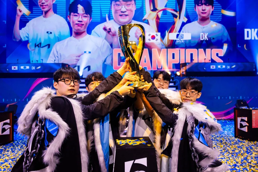 Membro do time DK erguem a taça em comemoração da PUBG Mobile Global Championship 2024.