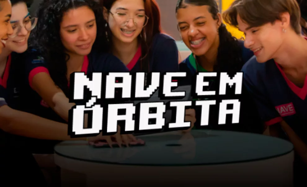 Vários jovens sorridnoe e olhando em direção a logo Nave em Órbita.