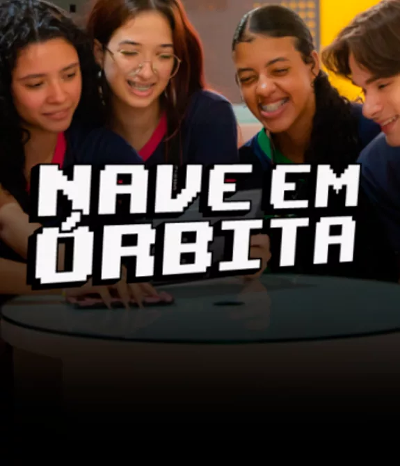 Vários jovens sorridnoe e olhando em direção a logo Nave em Órbita.