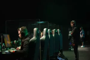 Jovens em frente de computadores. Esports World Cup. Imagem: Divulgação