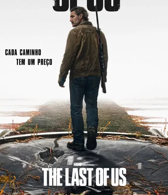 Pôster com logo da série The Last of Us da HBO mostrando a personagem Joel (pedro pascal) no centro, com um rifle, olhando para trás e com cenário mostrando um grande relógio quebrado como sendo o chão.