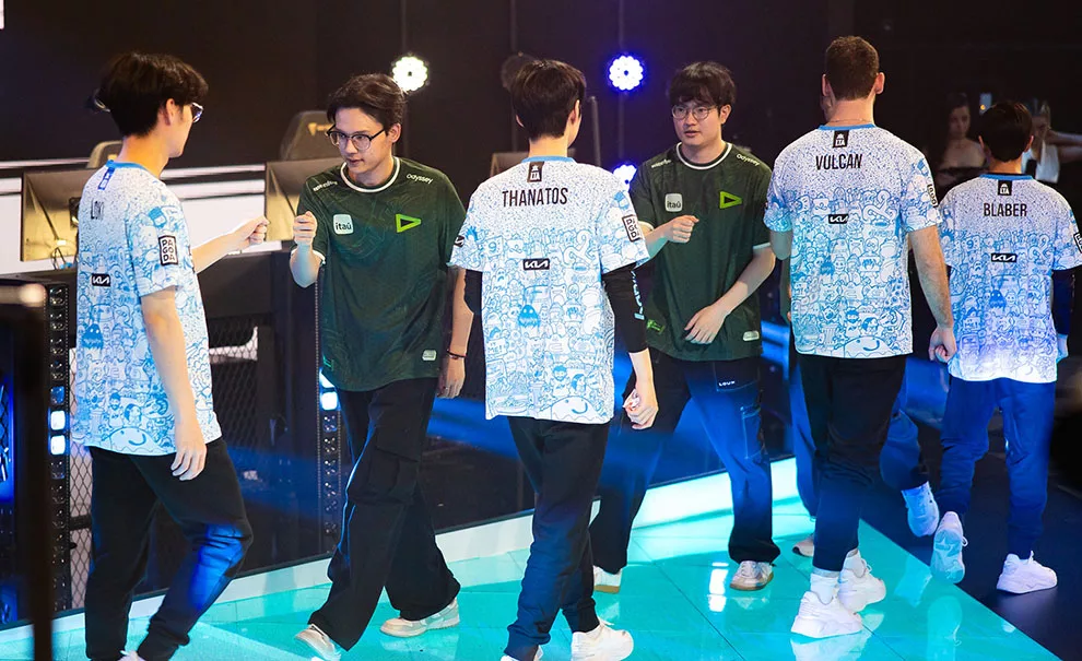 Loud, eliminada na LTA, cumprimenta jogadores da C9